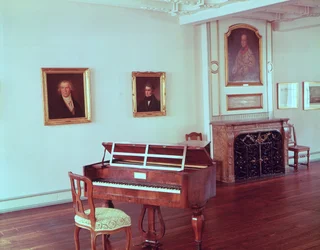 Interiör med en flygel som tillhörde Ludwig van Beethoven (1770-1827)